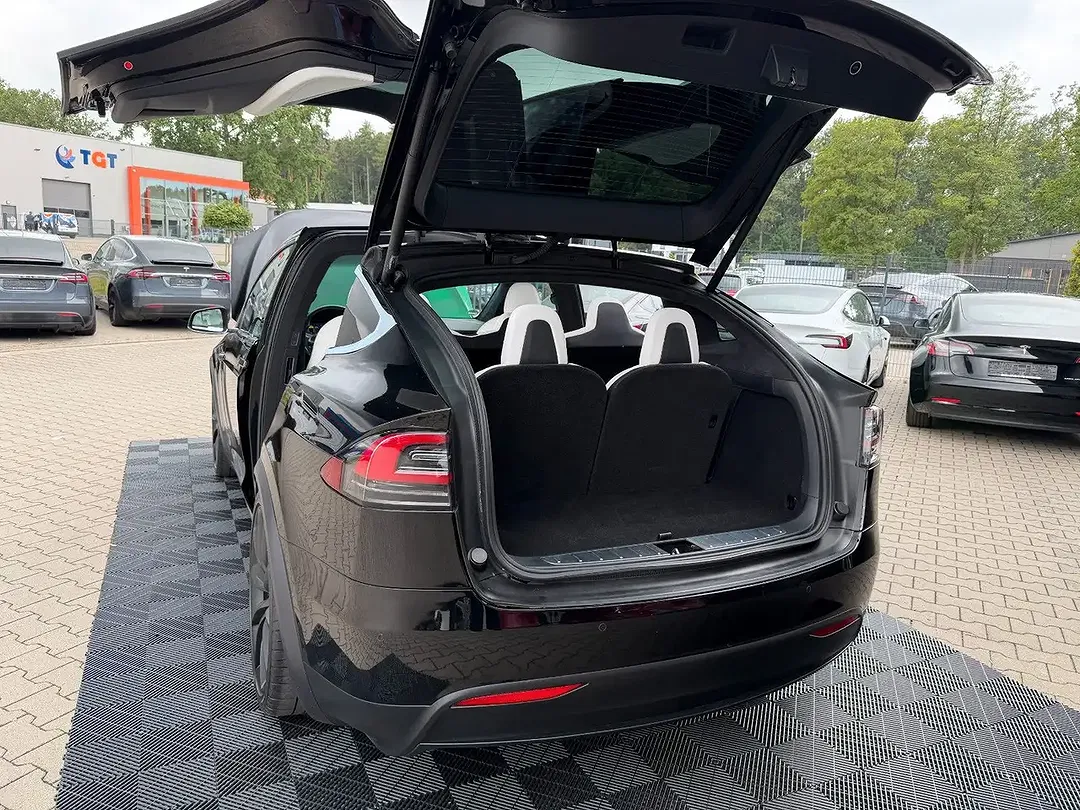 Tesla Model X - Thumbnail 13