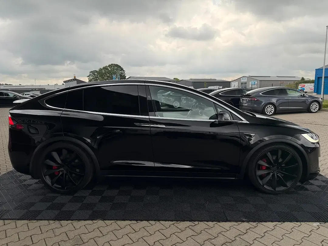 Tesla Model X - Thumbnail 14