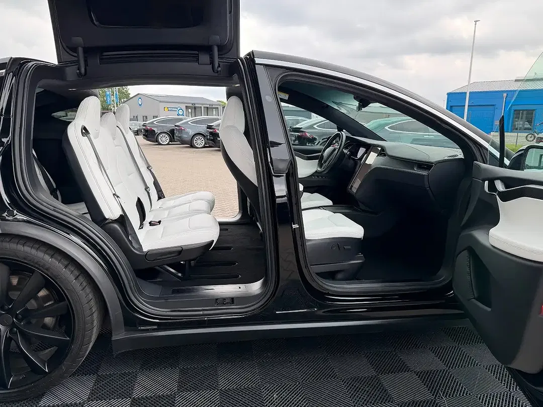Tesla Model X - Thumbnail 17