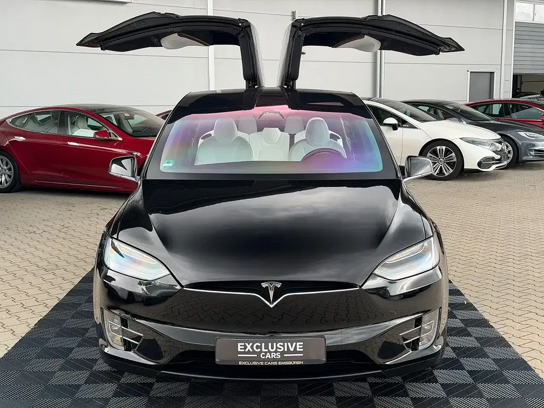 Tesla Model X - Thumbnail 2