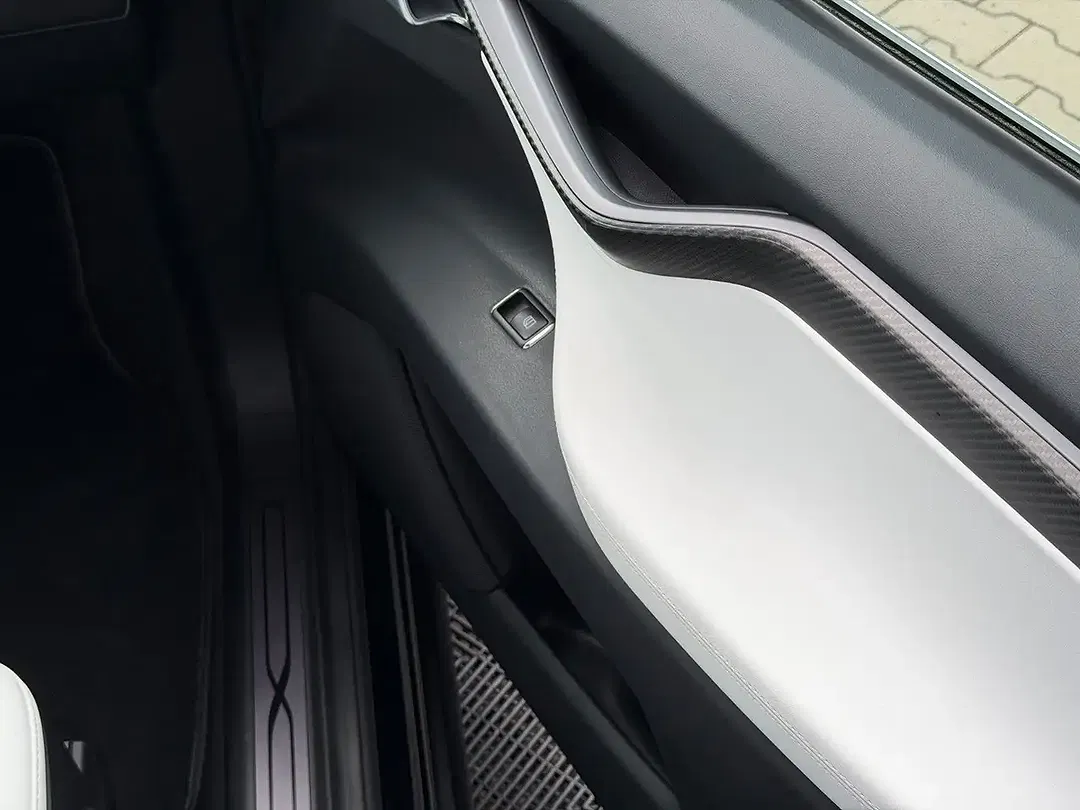 Tesla Model X - Thumbnail 21