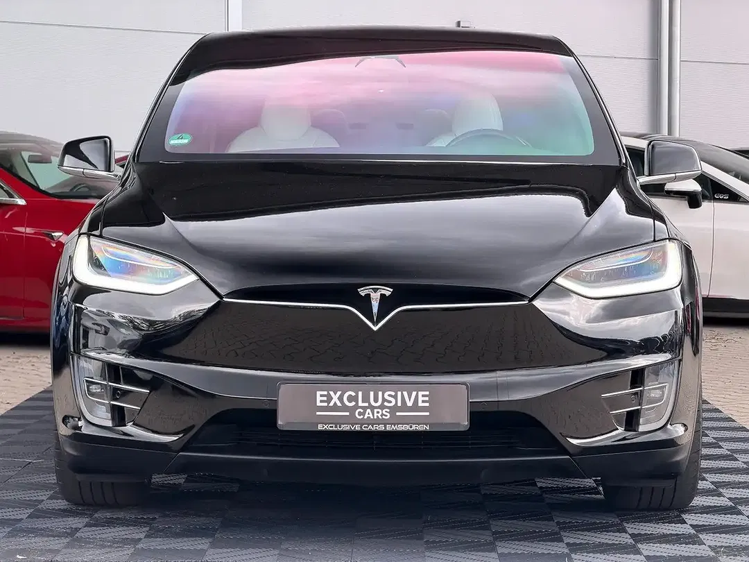 Tesla Model X - Thumbnail 3