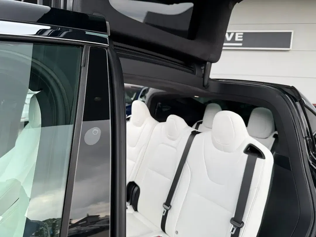 Tesla Model X - Thumbnail 39