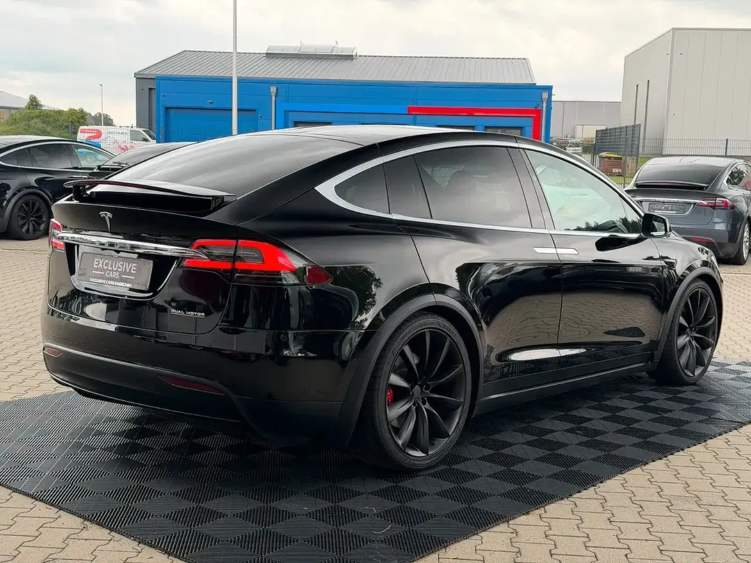 Tesla Model X - Thumbnail 4
