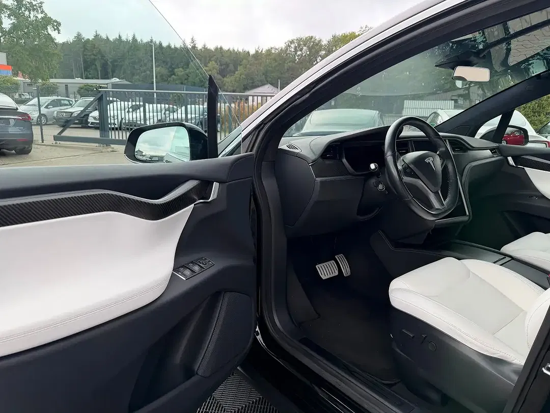 Tesla Model X - Thumbnail 40