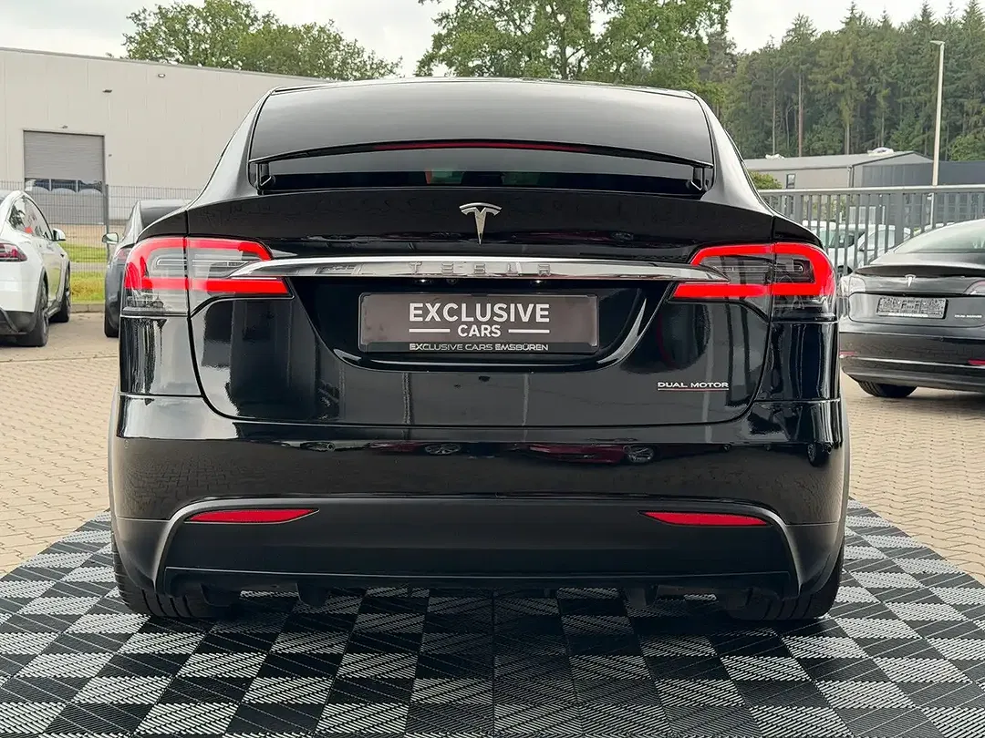 Tesla Model X - Thumbnail 5