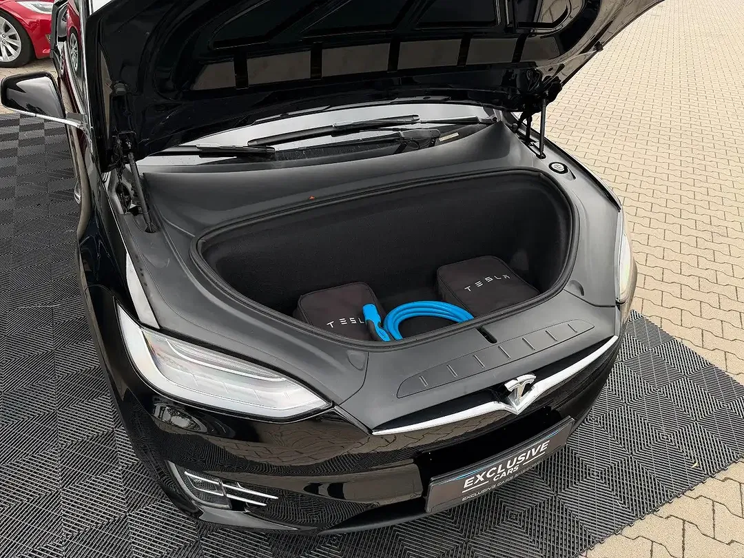 Tesla Model X - Thumbnail 6