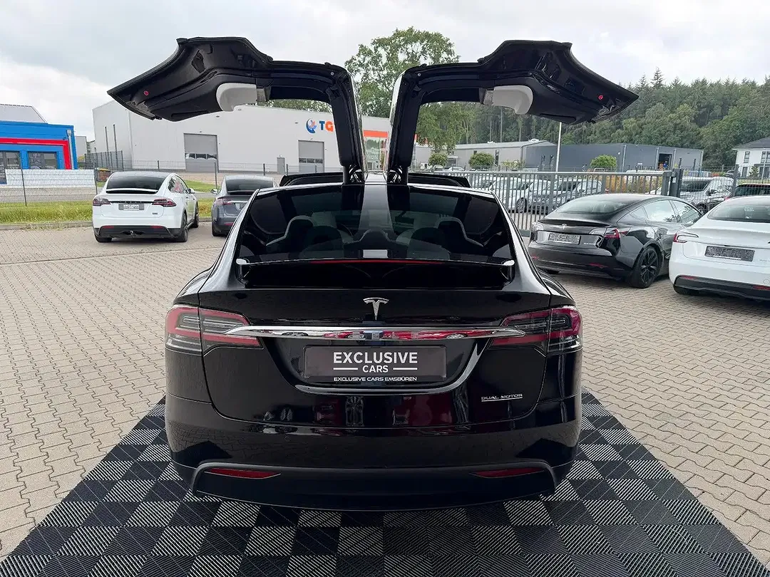Tesla Model X - Thumbnail 9