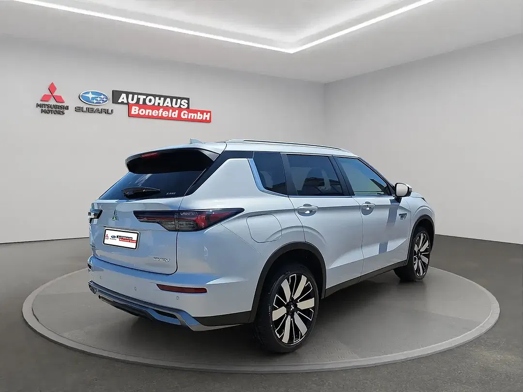 Mitsubishi Outlander - Thumbnail 3