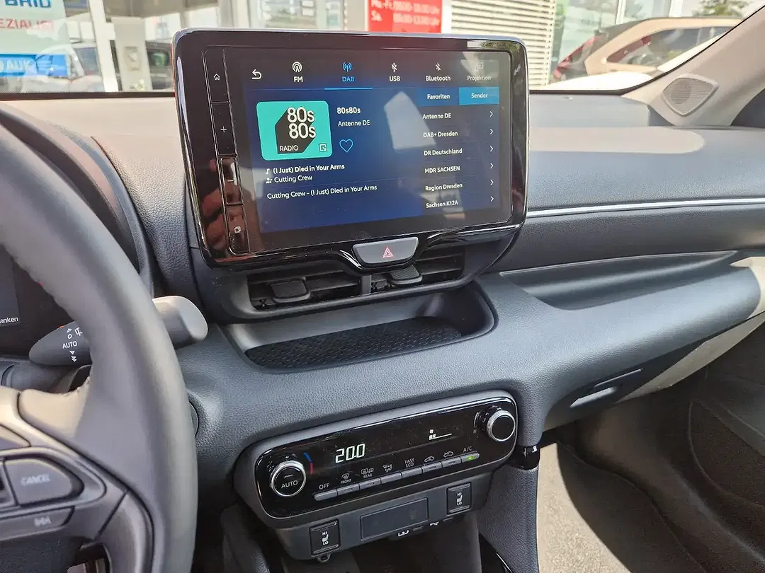 Toyota Yaris - Thumbnail 13
