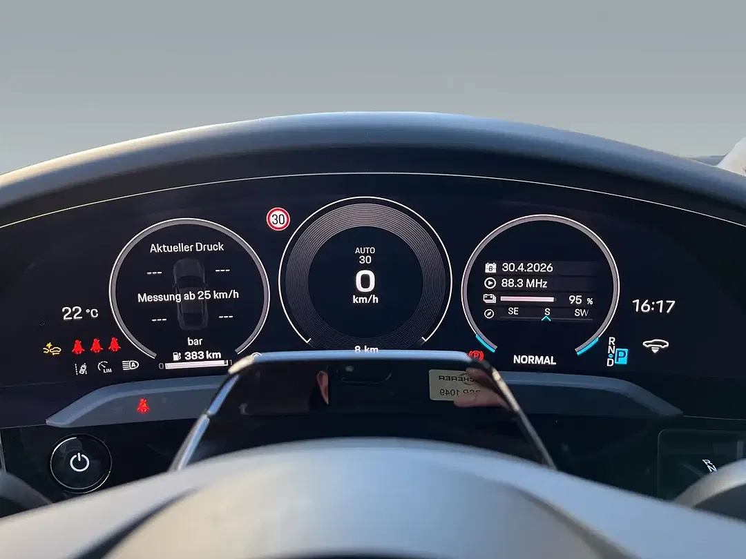Porsche Taycan - Thumbnail 12
