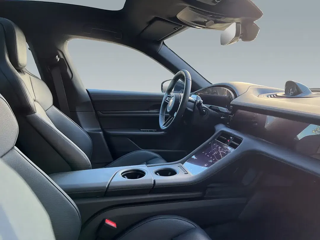 Porsche Taycan - Thumbnail 15