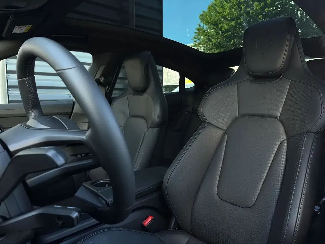 Porsche Taycan - Thumbnail 5