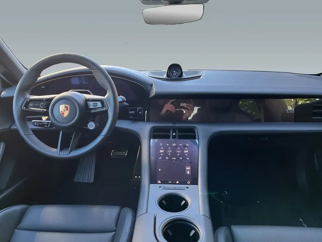Porsche Taycan - Thumbnail 8
