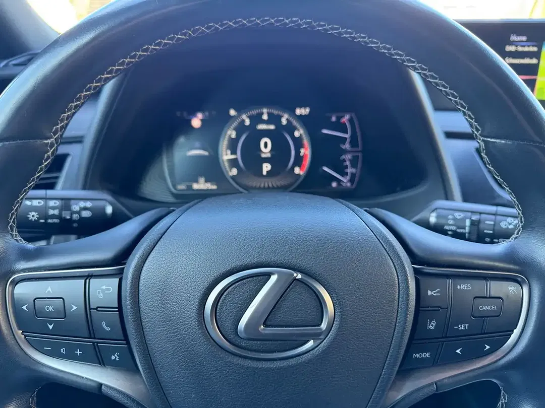 Lexus UX 200 - Thumbnail 10