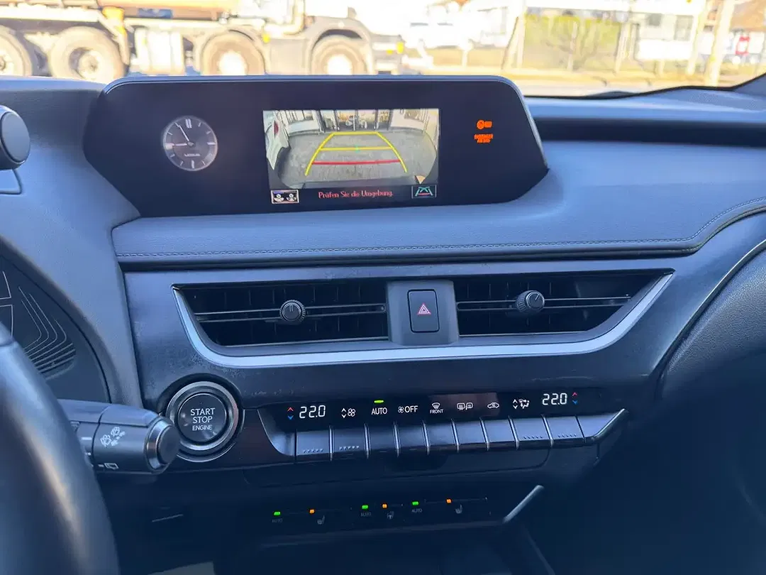 Lexus UX 200 - Thumbnail 12