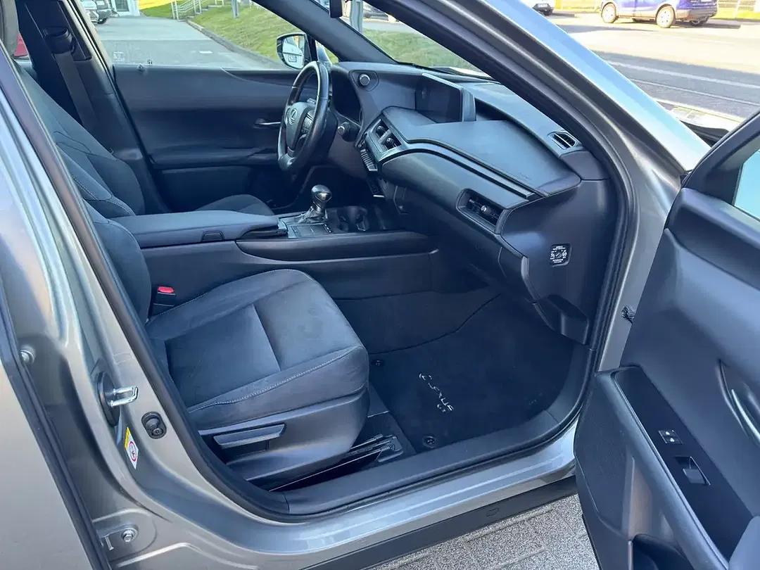 Lexus UX 200 - Thumbnail 13