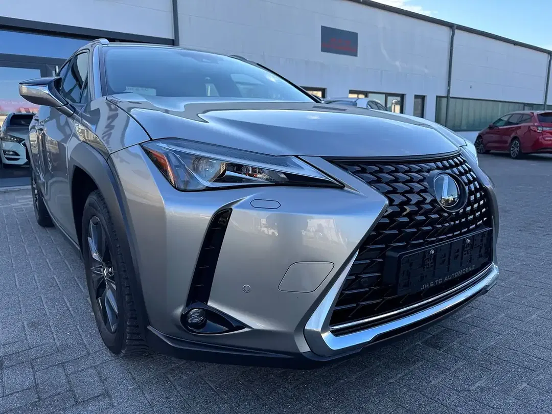 Lexus UX 200 - Thumbnail 2