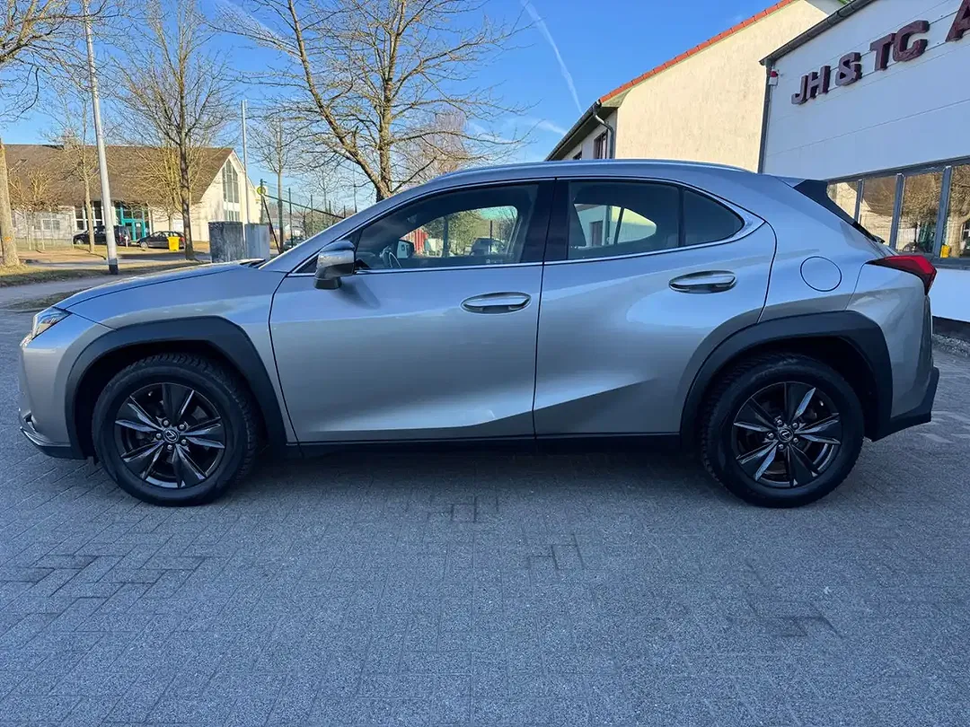 Lexus UX 200 - Thumbnail 3
