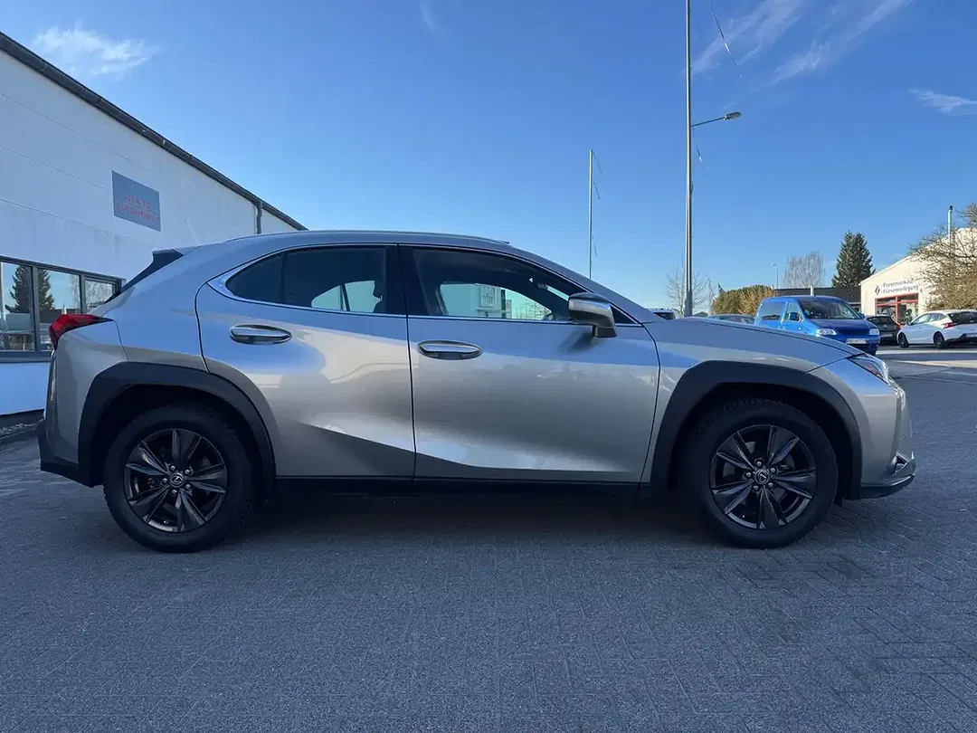 Lexus UX 200 - Thumbnail 4