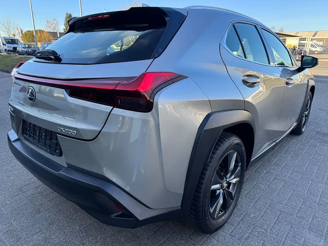 Lexus UX 200 - Thumbnail 6