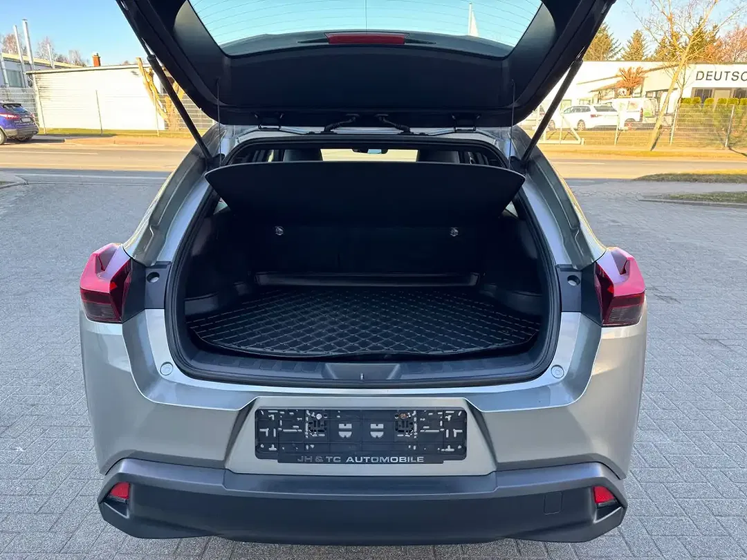 Lexus UX 200 - Thumbnail 8