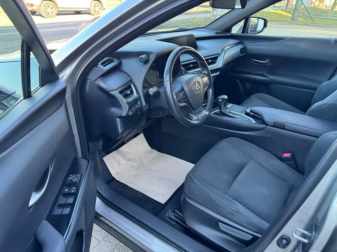 Lexus UX 200 - Thumbnail 9