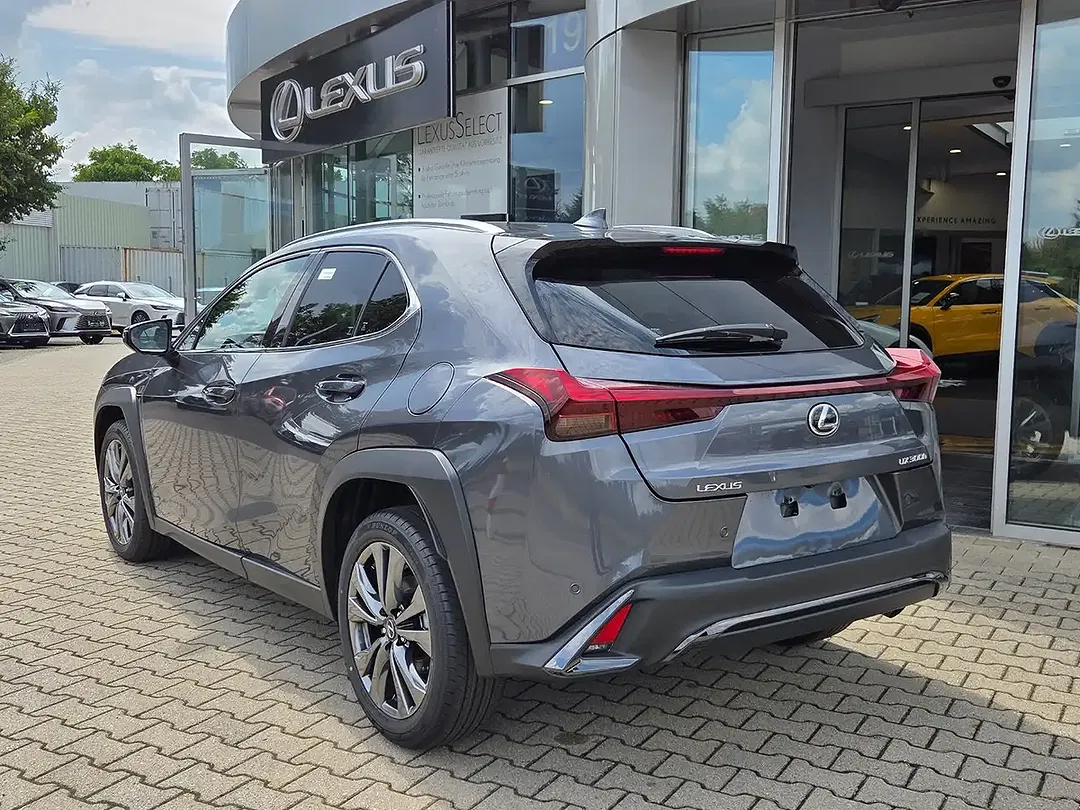 Lexus UX 300h - Thumbnail 2