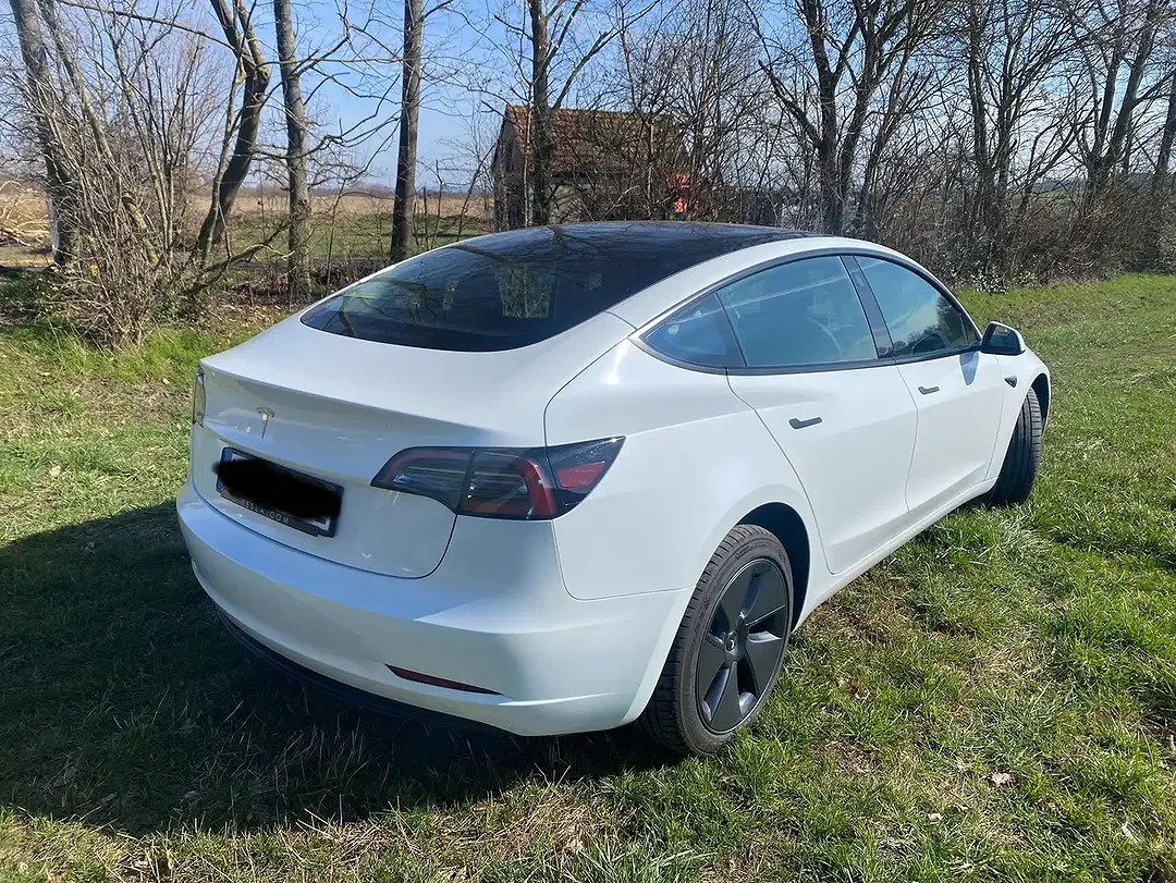 Tesla Model 3 - Thumbnail 10