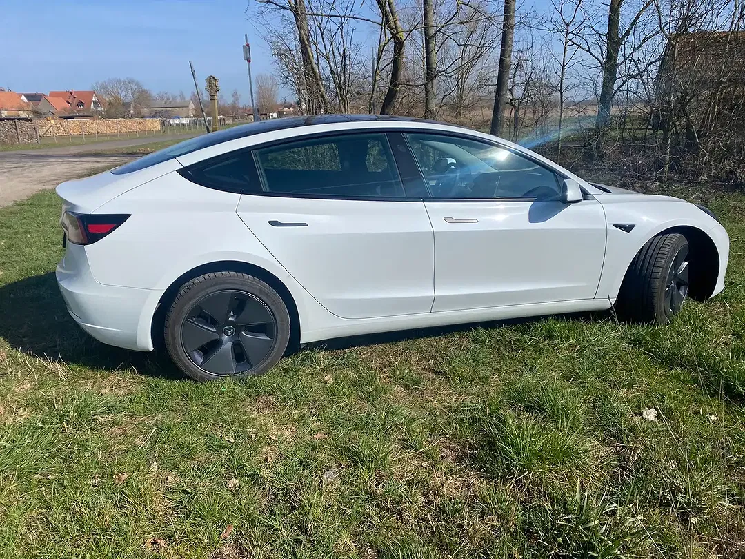 Tesla Model 3 - Thumbnail 11