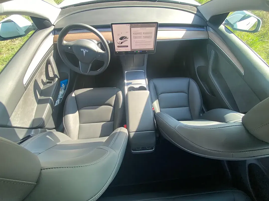 Tesla Model 3 - Thumbnail 14