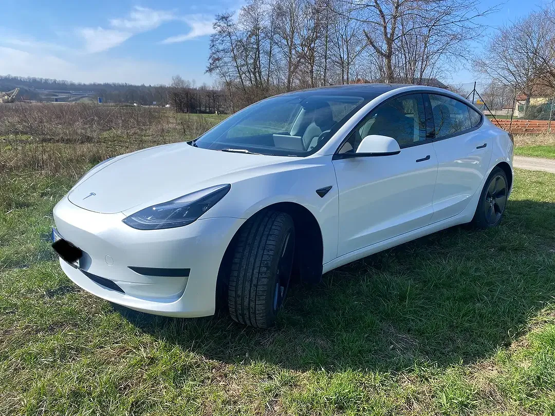 Tesla Model 3 - Thumbnail 2