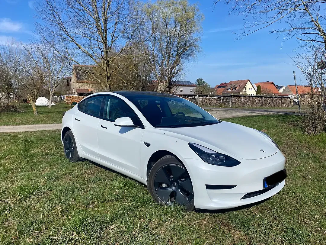 Tesla Model 3 - Thumbnail 4
