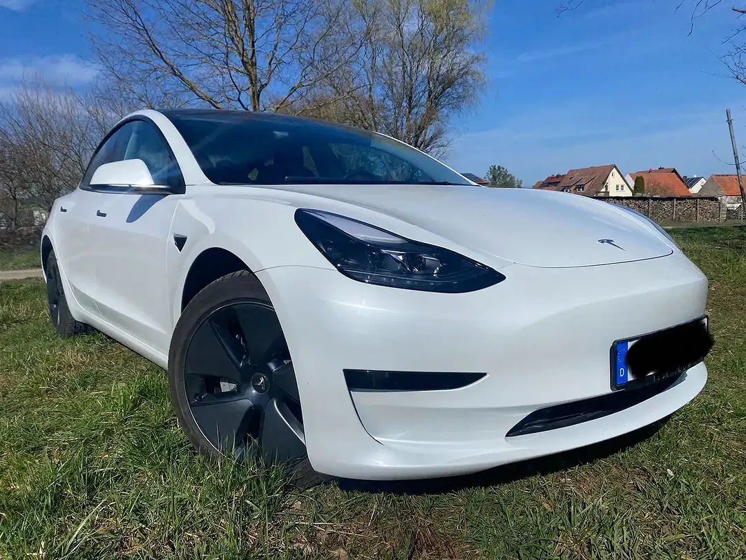 Tesla Model 3 - Thumbnail 5