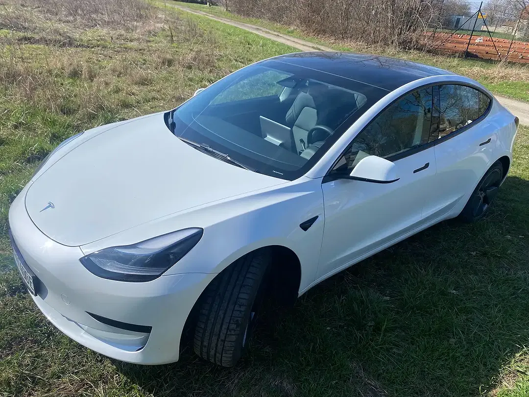 Tesla Model 3 - Thumbnail 6