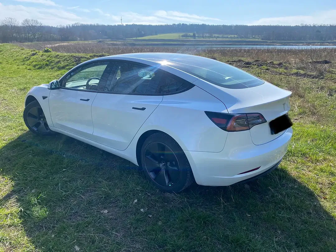 Tesla Model 3 - Thumbnail 7