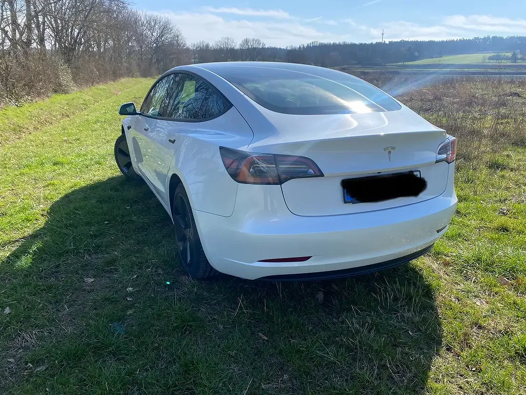Tesla Model 3 - Thumbnail 8