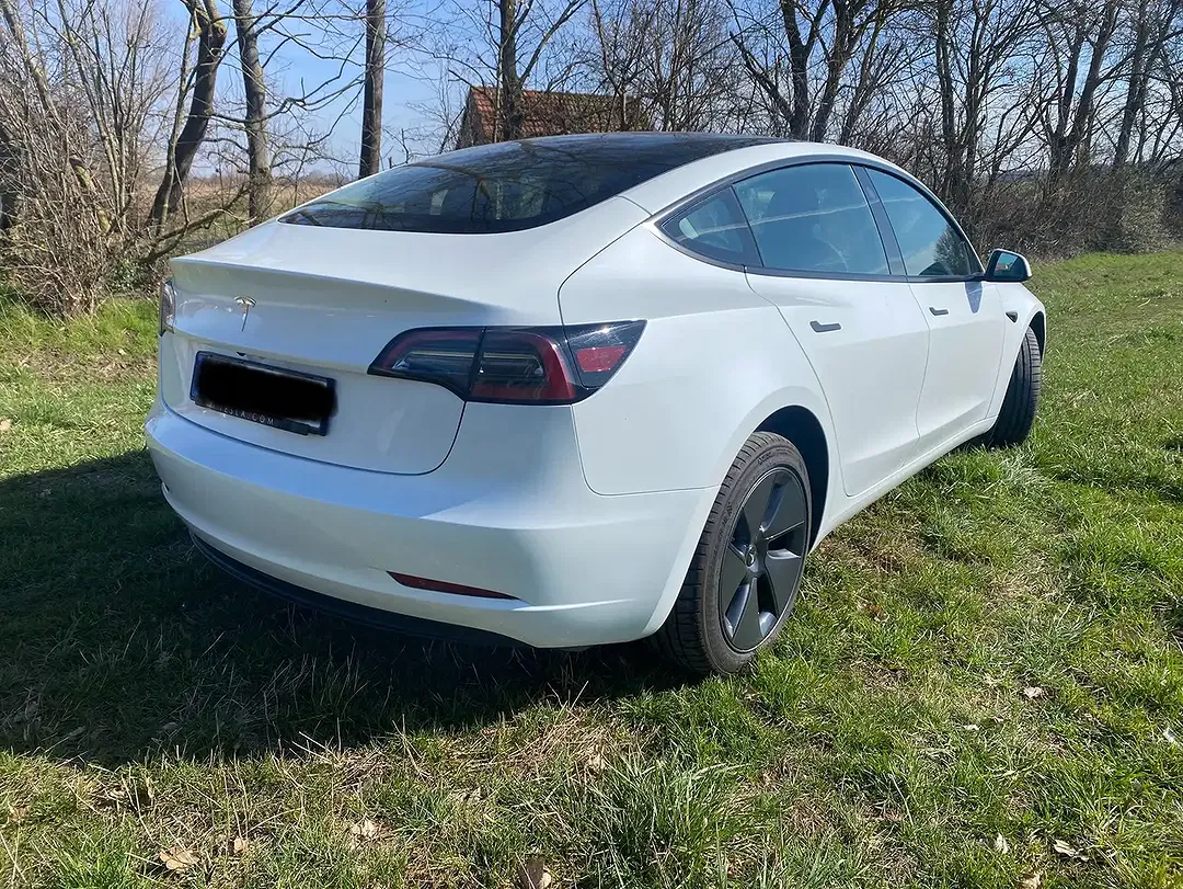 Tesla Model 3 - Thumbnail 9