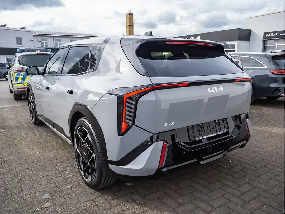 Kia EV4 - Thumbnail 3