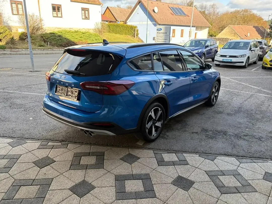 Ford Focus - Thumbnail 3