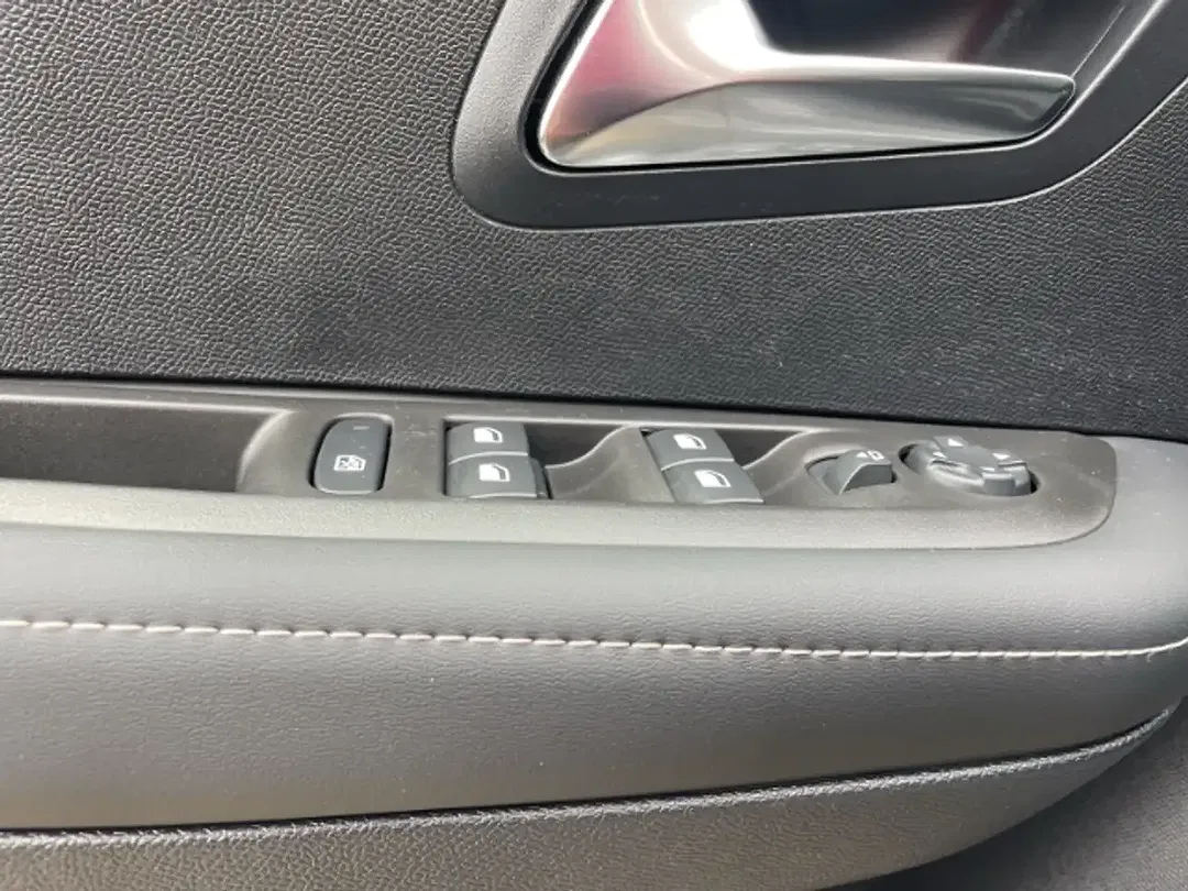 Peugeot 208 - Thumbnail 11