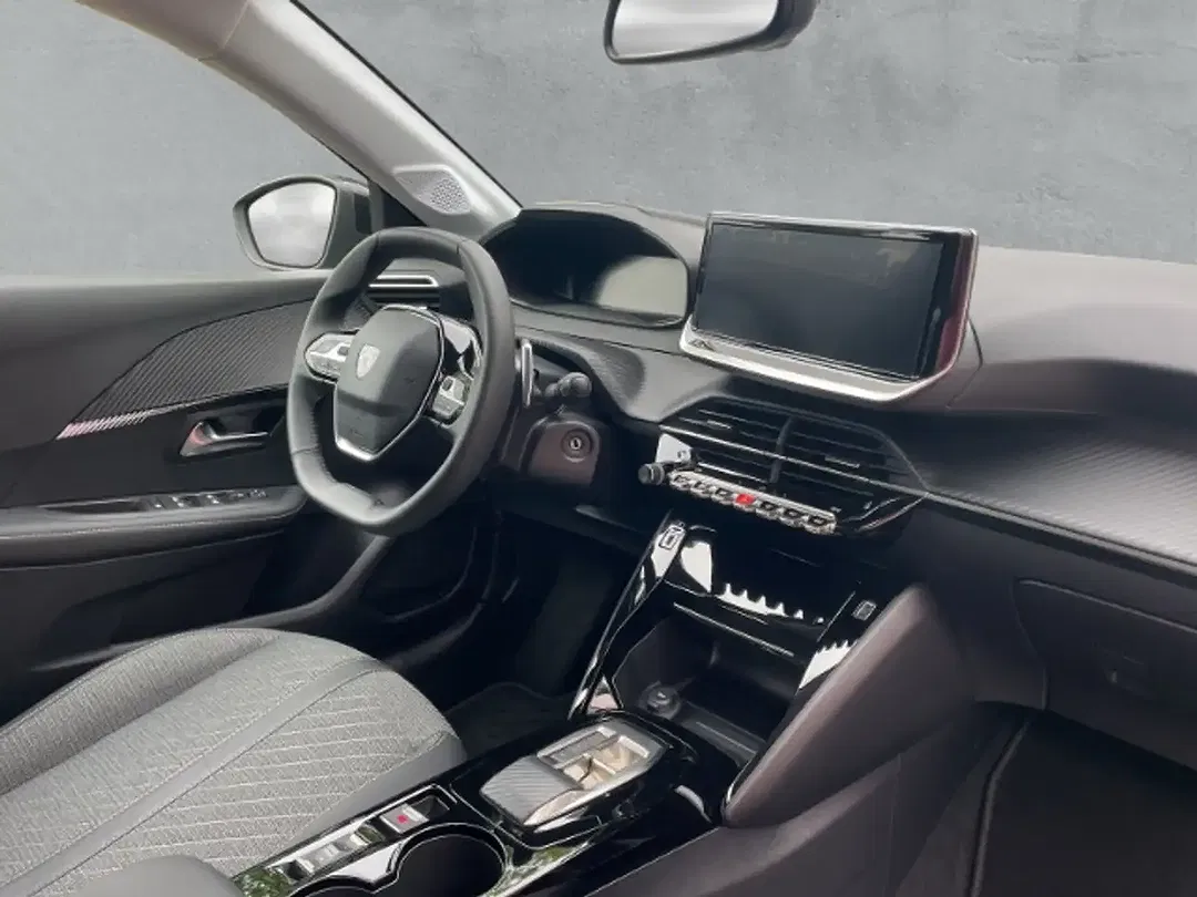 Peugeot 208 - Thumbnail 3