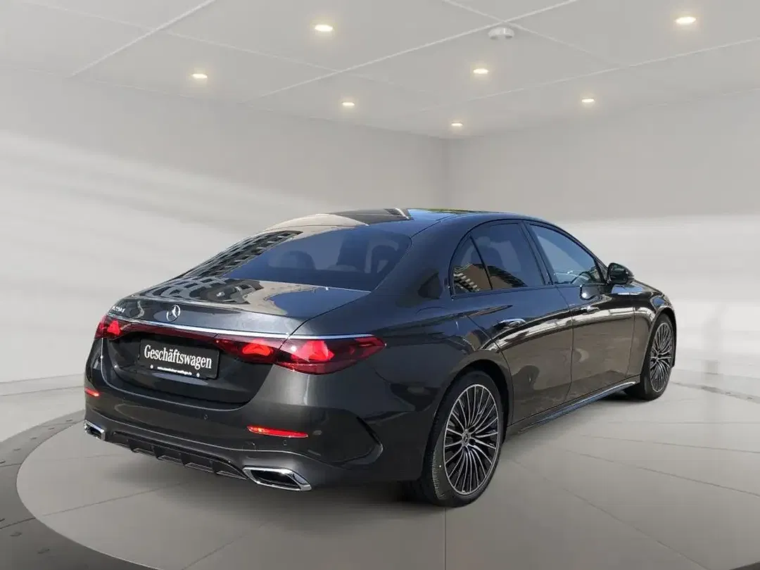 Mercedes-Benz E 220 - Thumbnail 2