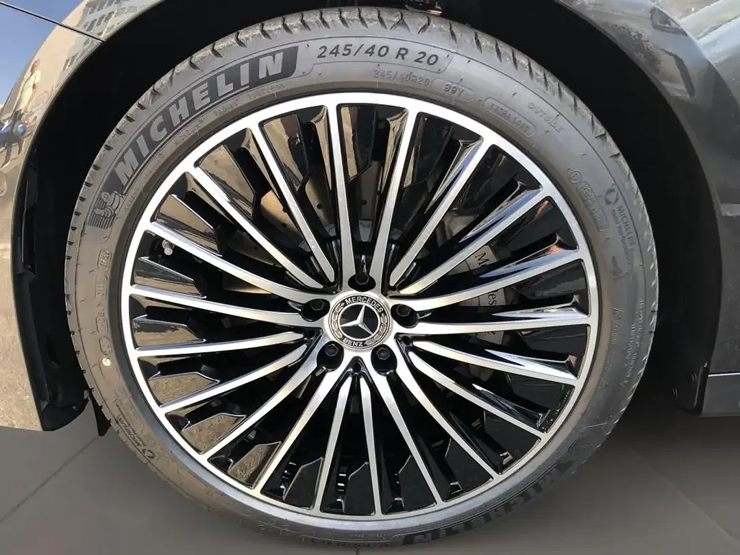Mercedes-Benz E 220 - Thumbnail 8