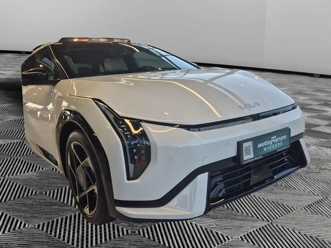 Kia EV4 - Thumbnail 3