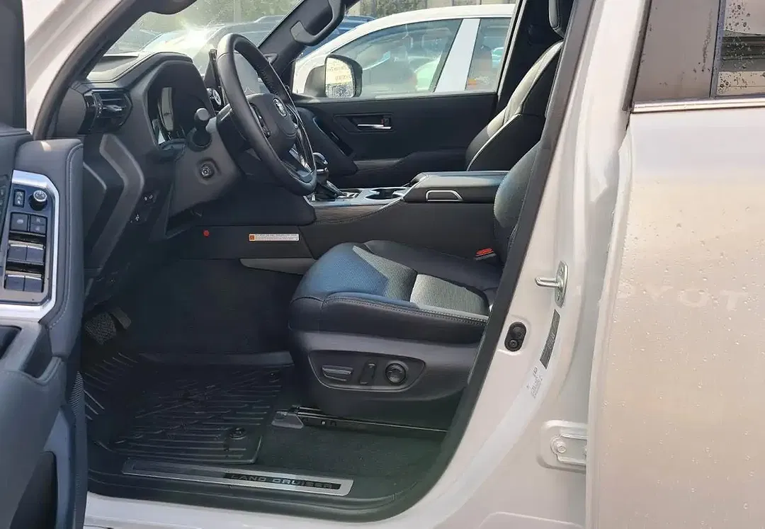 Toyota Land Cruiser - Thumbnail 8