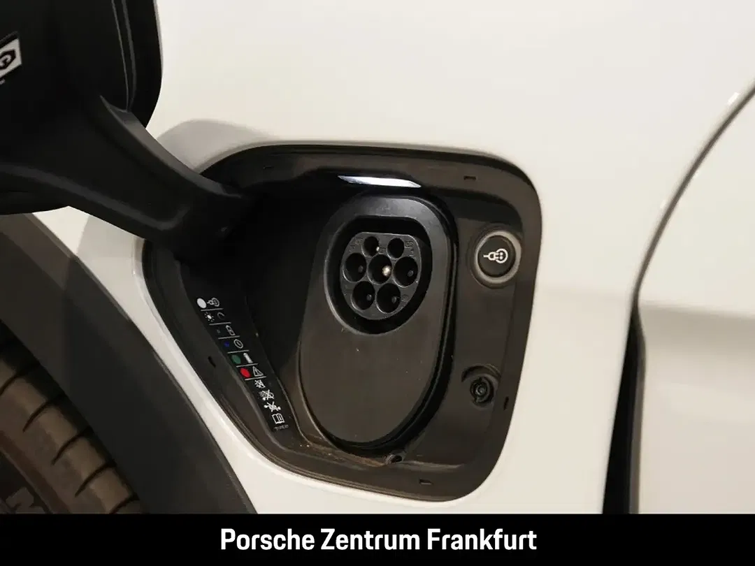 Porsche Taycan - Thumbnail 11