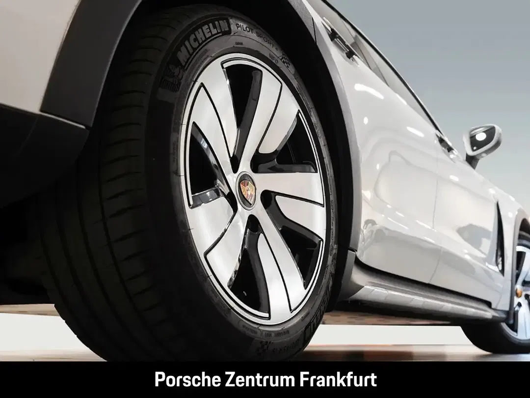 Porsche Taycan - Thumbnail 8