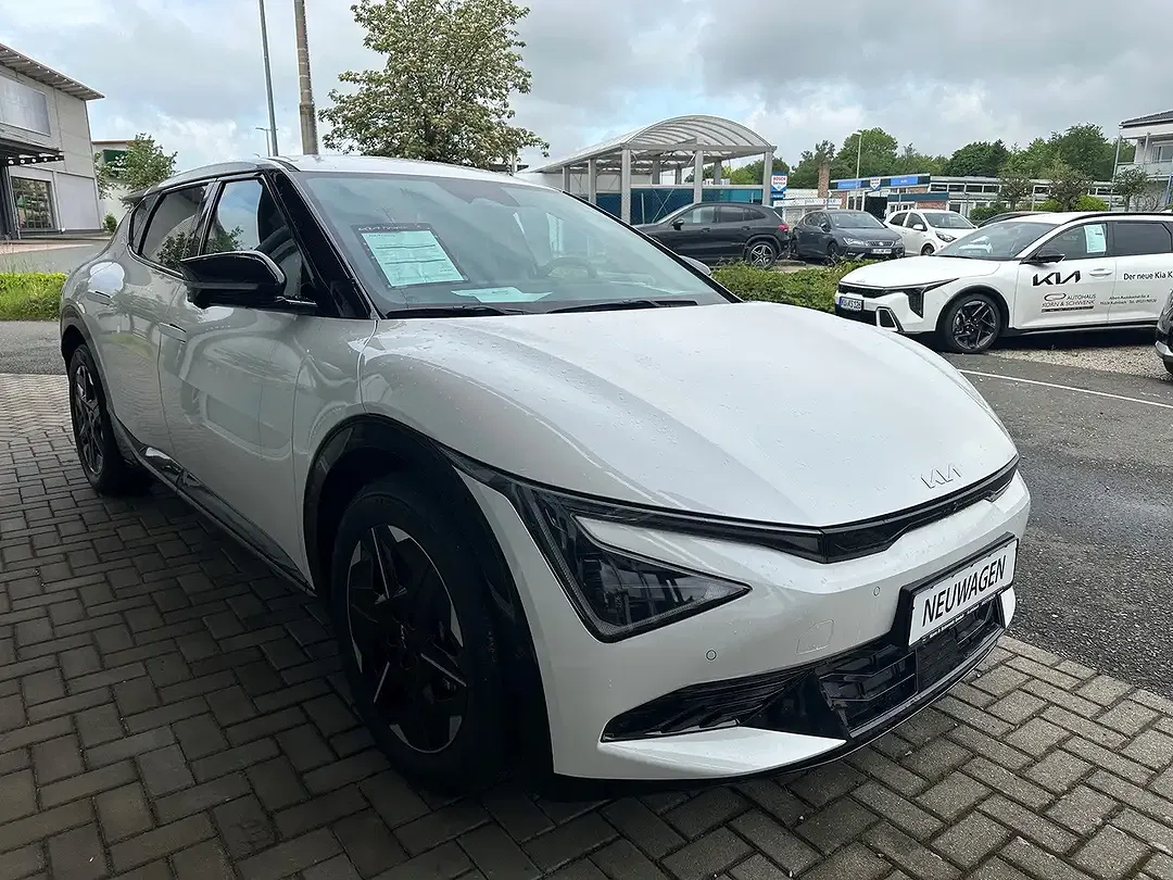 Kia EV6 - Thumbnail 3
