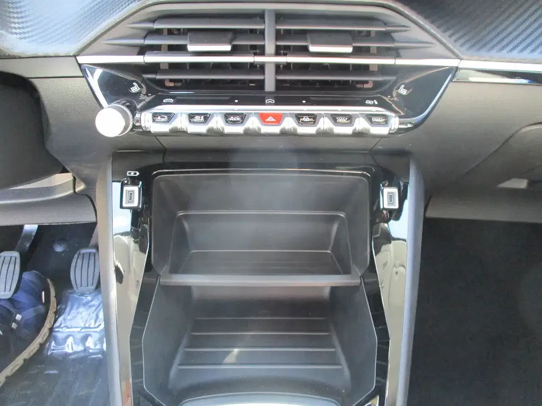 Peugeot 208 - Thumbnail 10